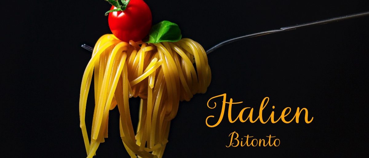 Pasta med tomat och basilika på gaffel