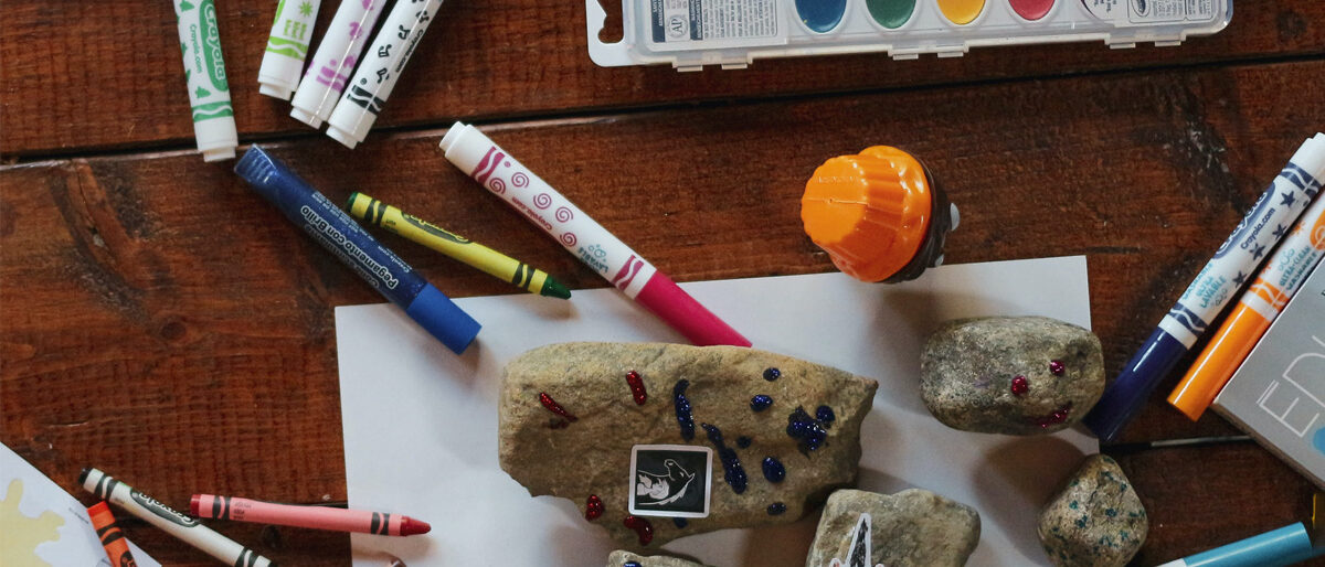 Färgpennor och måla på sten